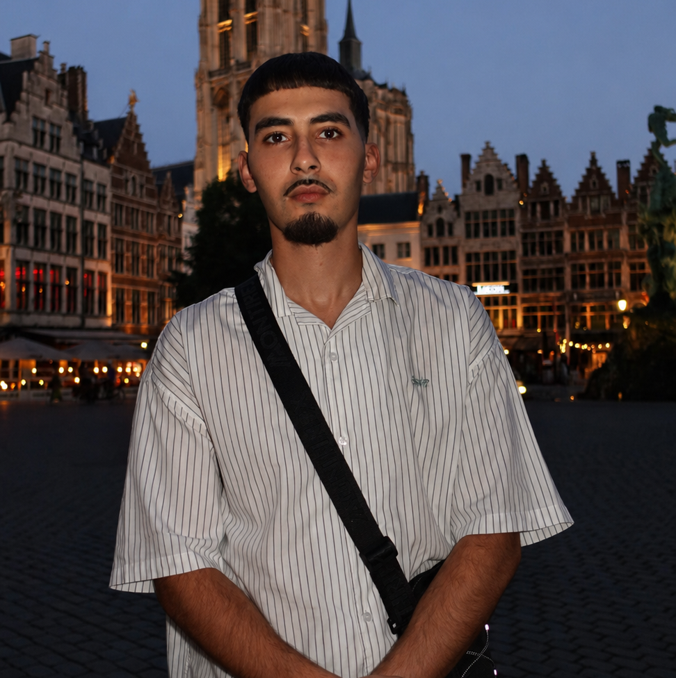 Portretfoto van mezelf op de Grote Markt in Antwerpen bij avondlicht